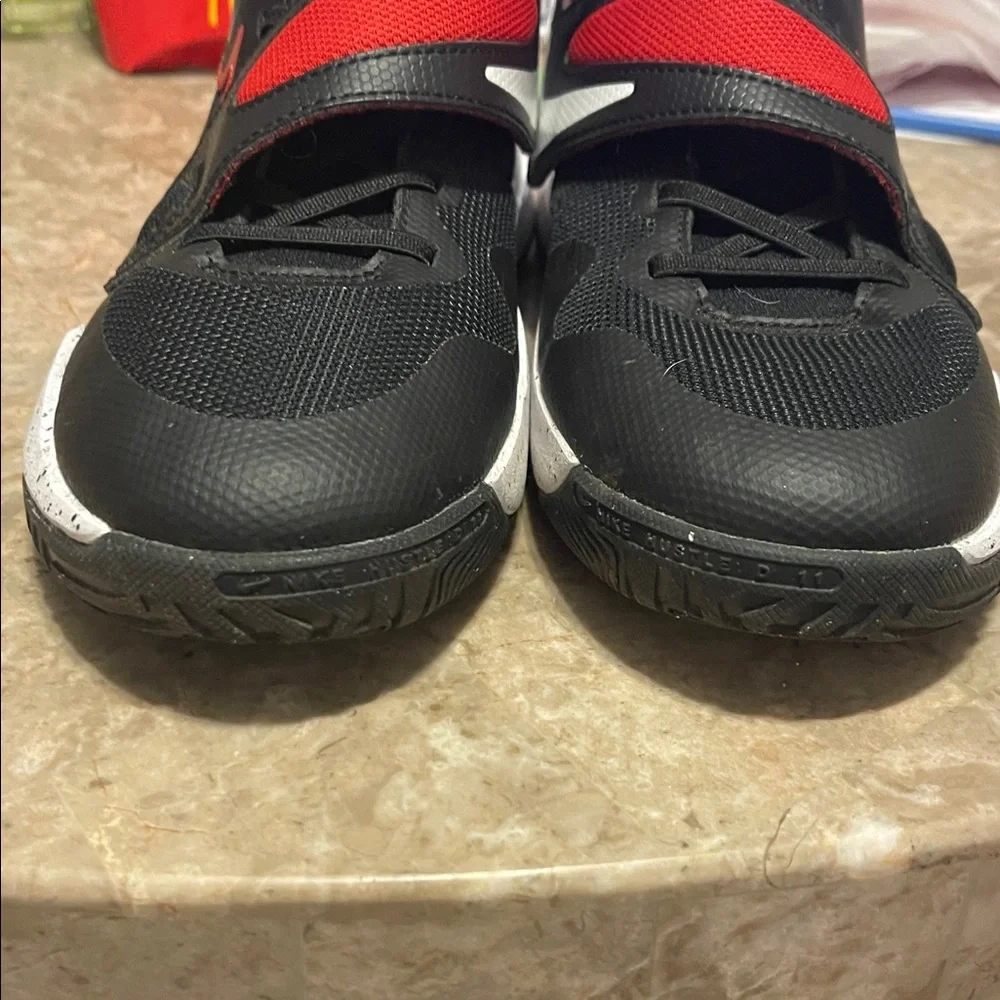 Nike Sneakers 6 Y Kids Team Hustlle D 11 (GS) Mid Top Black University Red